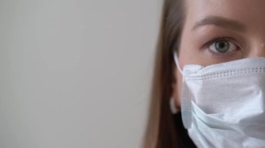 Kız koruyucu bir tıbbi maske takıyor. Koronavirüs salgını covid-2019