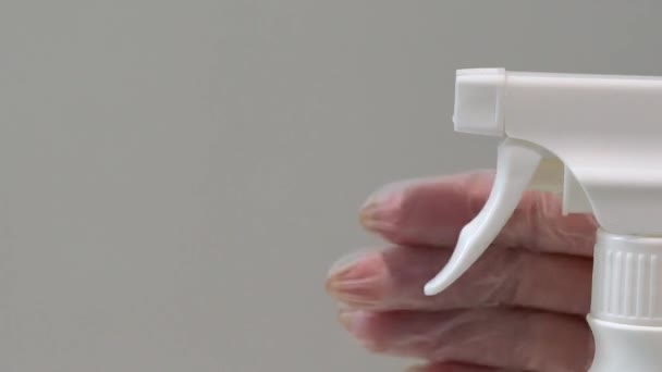 Seseorang dalam sarung tangan pelindung menggunakan semprotan higienis pembersihan — Stok Video
