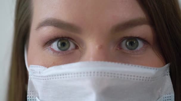 The girl wears a protective medical mask. Epidemic of coronavirus covid-2019 — Stock Video