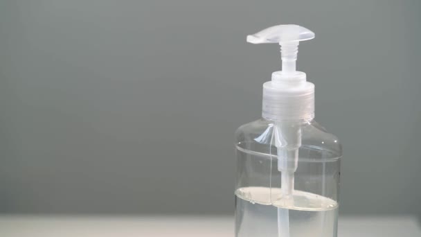 Frau benutzt antiseptisches Desinfektionsmittel zur Reinigung ihrer Hände. Epidemische Pandemie-Hygiene — Stockvideo