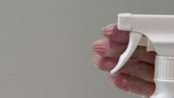 Человек в защитных перчатках с использованием гигиенического спрея — стоковое видео