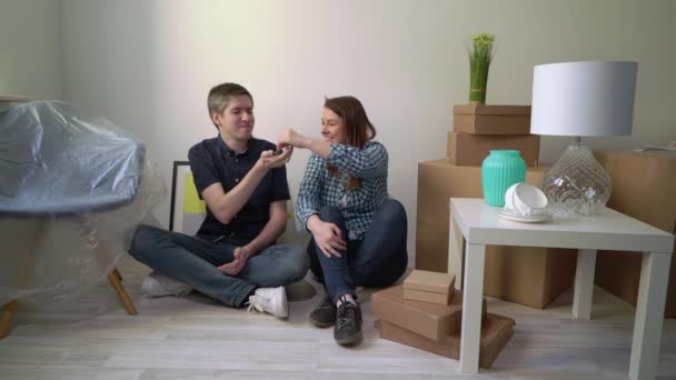 Coppia di famiglie che si trasferisce in un nuovo appartamento, mostrando la chiave — Video Stock
