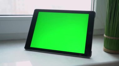 Yeşil ekranlı tablet, krom anahtar. Elektronik aygıt dizüstü bilgisayarı