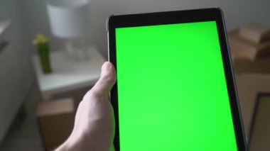 Yeşil ekranlı tablet. Yeni bir eve ya da ofise taşınmak ya da taşınmak