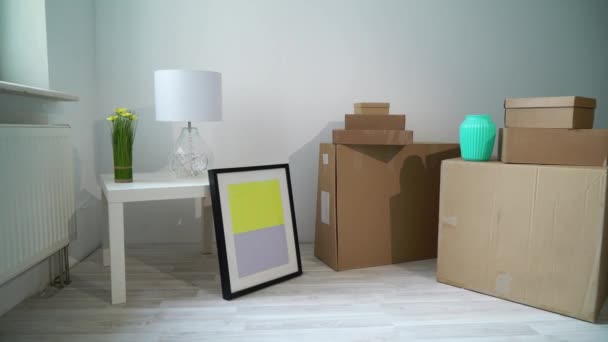 Trasferimento o trasferimento in un nuovo appartamento o ufficio. Scatole di cartone disimballaggio — Video Stock