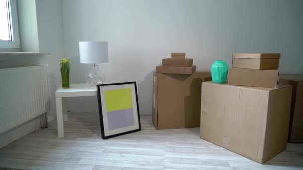 Traslado o reubicación a apartamento u oficina nueva casa. Cajas de cartón desempaquetado — Vídeos de Stock