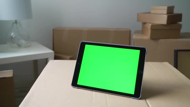 Tablet med grön skärm. Flyttning eller flytt till ny lägenhet eller kontor — Stockvideo