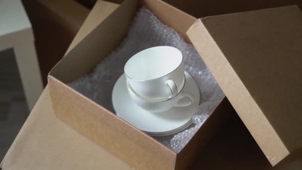 Tasses et assiettes vaisselle. Déménagement ou déménagement dans une nouvelle maison appartement ou bureau — Video