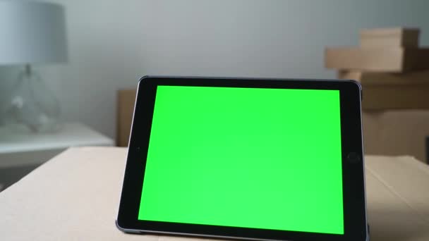 Tablet with green screen. Moving or relocation to new house apartment or office — Stock Video