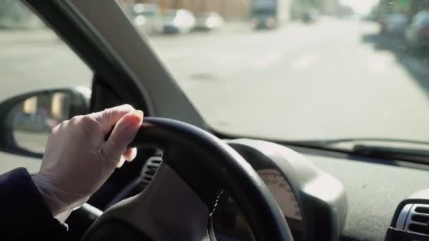 Mujer joven conduciendo coche con guantes protectores. Pandemia del coronavirus covid-19 . — Vídeos de Stock