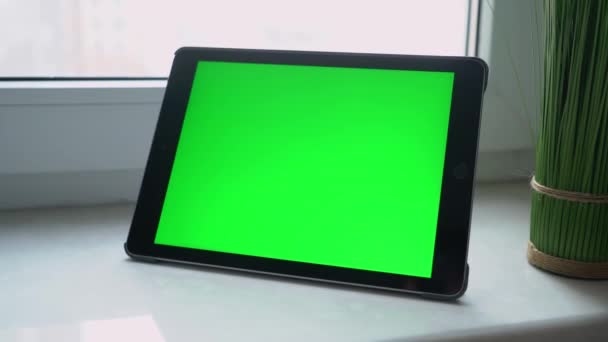 Tableta con pantalla verde, croma key. Dispositivo electrónico gadget laptop — Vídeo de stock