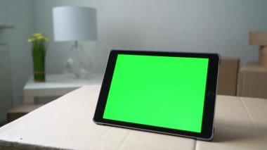 Yeşil ekranlı tablet. Yeni bir eve ya da ofise taşınmak ya da taşınmak