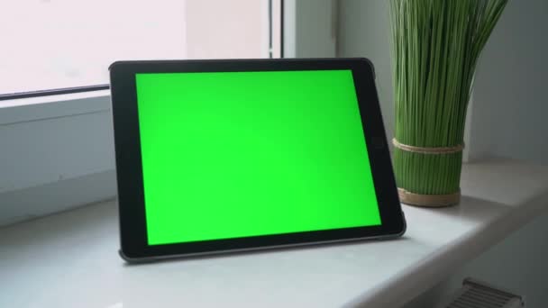Tablet dengan layar hijau, kunci kroma. Laptop gadget perangkat elektronik — Stok Video