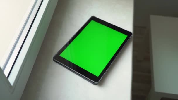 Tablet mit grünem Bildschirm, Chroma-Taste. Elektronische Geräte Gadget-Laptop — Stockvideo