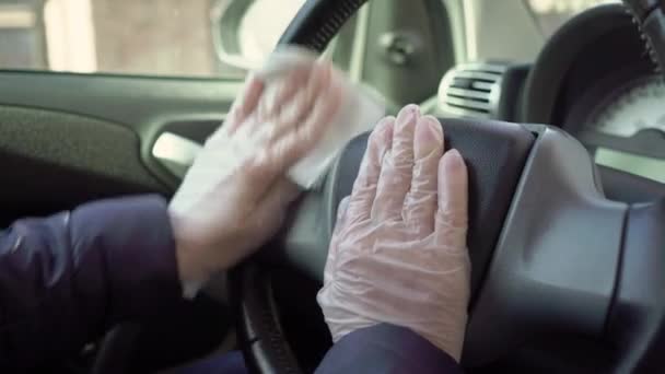 Giovane donna pulire sterzo whell di auto in guanti protettivi . — Video Stock