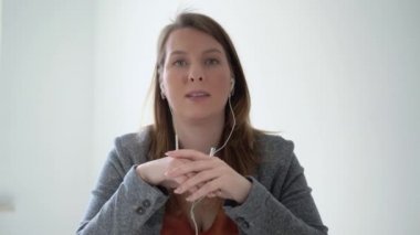 Ofisteki dizüstü bilgisayarda çalışan genç bir kadın. Videocall çevrimiçi toplantı