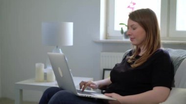 Evde bilgisayarla uzaktan çalışan genç bir kadın. Covid-19 Coronavirüs