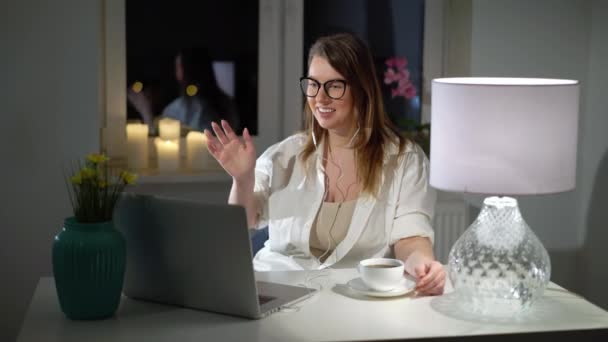 Jovem mulher trabalhando no computador portátil em casa vídeo conferência — Vídeo de Stock