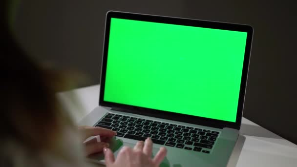 녹색 스크린 크롬 디스플레이가 달린 노트북 컴퓨터를 사용하거나 일하는 여성 — 비디오