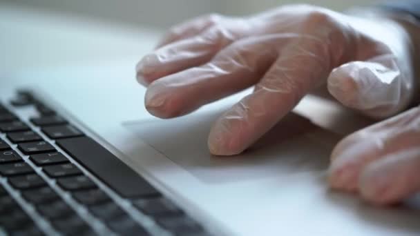 Frau arbeitet am Computer-Laptop-Touchpad Schutzhandschuhe Covid-19 Coronavirus — Stockvideo