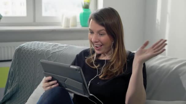 Žena používající tablet k videokonferenci nebo videokonferenci doma, vzdálená práce — Stock video