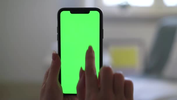 Smartphone avec écran vert chromatique, femme tenant dans la main et en utilisant — Video