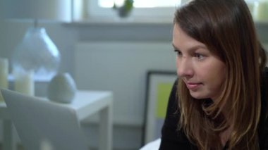 Evde bilgisayarla uzaktan çalışan genç bir kadın. Covid-19 Coronavirüs