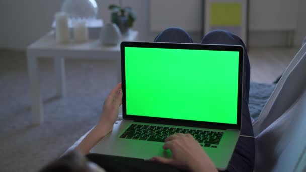 Жінка працює або використовує портативний комп'ютер з відображенням хроматичних зелених екранів — стокове відео
