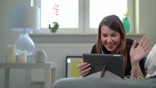 Vrouw met tablet voor videocall of videoconferentie thuis, op afstand werken — Stockvideo
