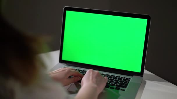 工作或使用带有绿色屏幕铬键显示的手提电脑的妇女 — 图库视频影像