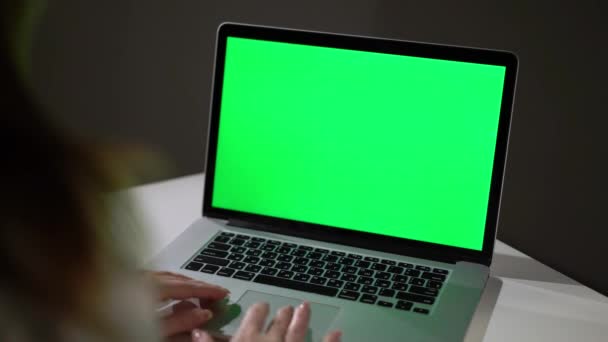 Vrouw werkend of gebruikend laptop computer met groen scherm chromakey videocall — Stockvideo