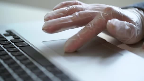 Mulher trabalhando no computador laptop touchpad luvas de proteção covid-19 coronavírus — Vídeo de Stock