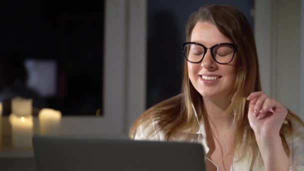 가정 비디오 콘퍼런스에서 컴퓨터 노트북으로 일하는 젊은 여자 — 비디오