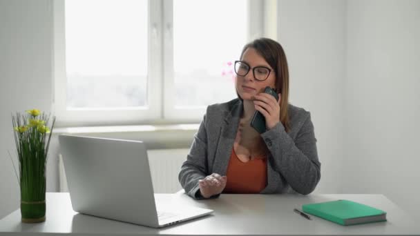 Nuori nainen työskentelee kannettavan tietokoneen toimistossa. Liikenainen tai esimiehen työ — kuvapankkivideo