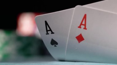 Poker oynuyorum. Kumarhanede çipler var..