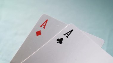 Poker oynuyorum. Elimde iki as var.