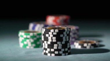 SAINT-PETERSBURG, RUSSIA - 27 Nisan 2020: Kumarhane pokeri veya rulet oyun fişleri