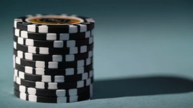 SAINT-PETERSBURG, RUSSIA - 27 Nisan 2020: Kumarhane pokeri veya rulet oyun fişleri