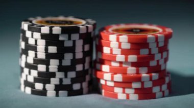 SAINT-PETERSBURG, RUSSIA - 27 Nisan 2020: Kumarhane pokeri veya rulet oyun fişleri