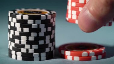 SAINT-PETERSBURG, RUSSIA - 27 Nisan 2020: Kumarhane pokeri veya rulet oyun fişleri