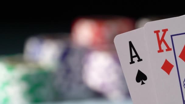 Joc de cărţi de poker. Jetoane în cazinou pentru pariu . — Videoclip de stoc