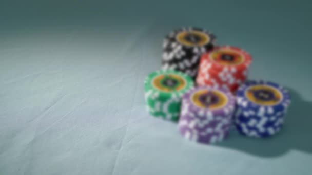 Pokerspiel. Chips im Casino für Wetten. — Stockvideo