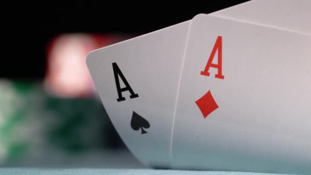ポーカーカードゲームをプレイ。賭けのためのカジノのチップ. — ストック動画