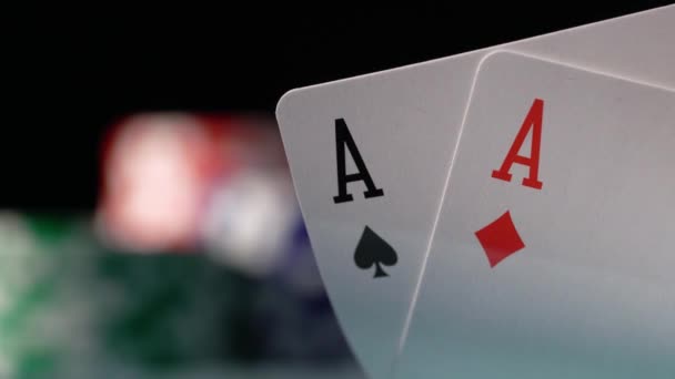 Jouer au poker jeu de carte. Jetons dans le casino pour parier . — Video