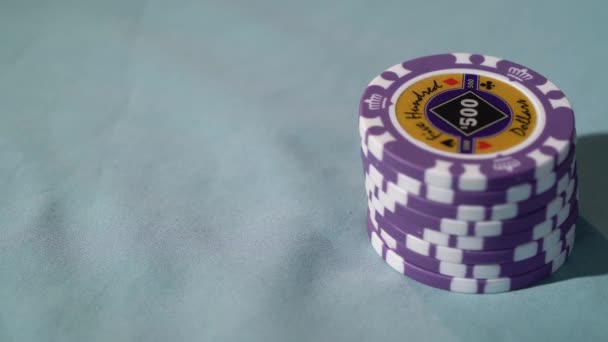 SAINT-PETERSBURG, Ryssland - APRIL 27, 2020: Kasino poker eller roulette spelmarker — Stockvideo