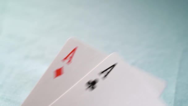 Spelar poker kort spel. Två ess i handen — Stockvideo