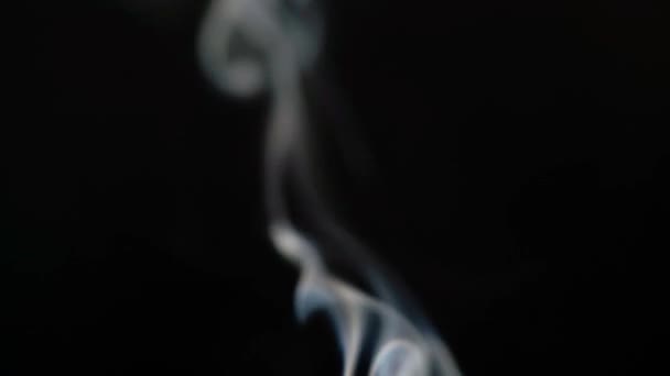 Vereinzelter Rauch vor schwarzem Hintergrund. — Stockvideo
