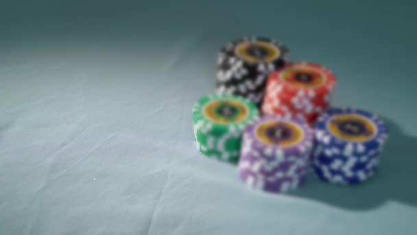 Pokerkaartspel spelen. Chips in casino voor inzet. — Stockvideo