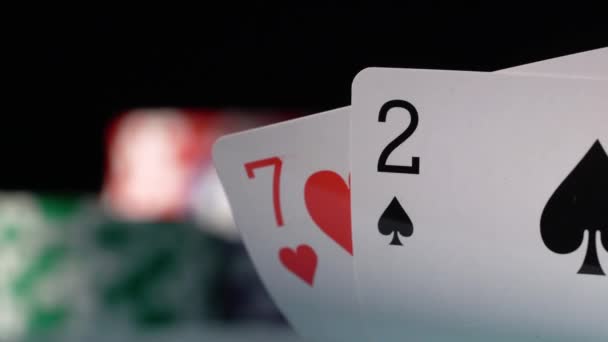 ポーカーカードゲームをプレイ。賭けのためのカジノのチップ. — ストック動画