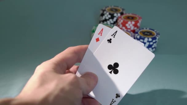 SAINT-PETERSBURG,ロシア-エイプリル27, 2020:ポーカーカードゲームをプレイ。チップカジノ — ストック動画